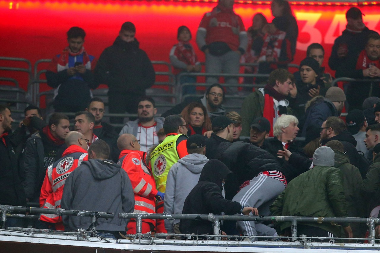 Rettungskräfte kümmern sich um verletzte Fortuna-Fans.
