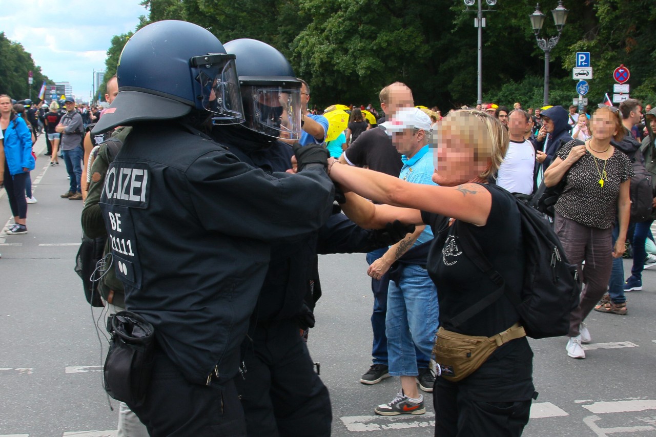 In Berlin haben Querdenker trotz Verbots demonstriert, und die Polizei hatte alle Hände voll zu tun.