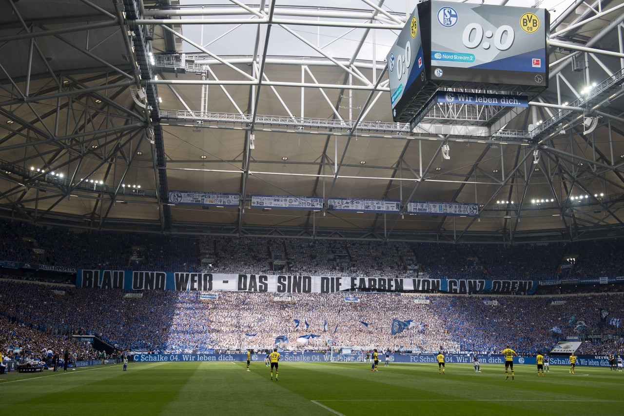 "Blau und Weiß - das sind die Farben von ganz oben", hieß es beim Derby im April 2018 in der Schalker Nordkurve.