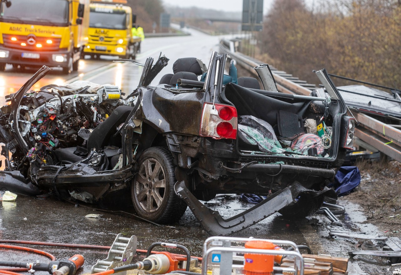 Ein Kleinwagen wurde bei dem Unfall in Bocholt komplett zerstört.