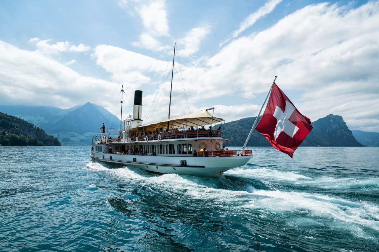 Eine Stunde dauert die Bootsfahrt von Luzern nach Vitznau über den Vierwaldstättersee.