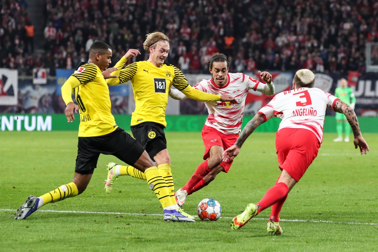 Bei Borussia Dortmund soll Manuel Akanji (l.) die laufenden Vertragsgespräche gestoppt haben.