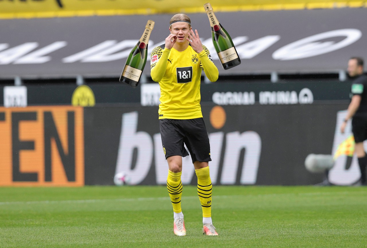 "Herr Kellner, vier Flaschen Champagner bitte" - hat Erling Haaland von Borussia Dortmund im Sommerurlaub etwa einen besonders teuren Restaurant-Besuch hinter sich?