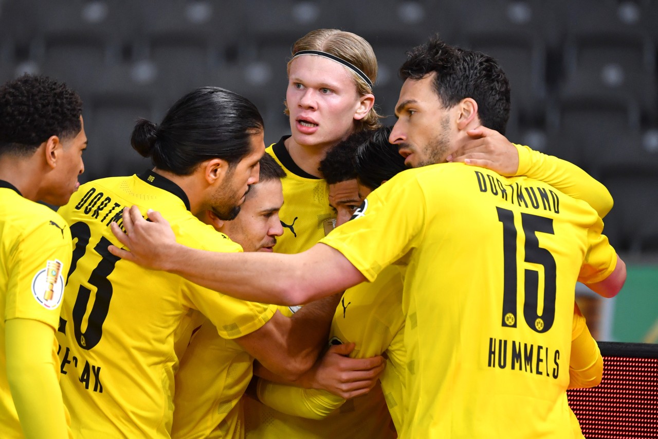 Borussia Dortmund hat sich mit Mats Hummels (r.) auf eine Vertragsverlängerung verständigt.