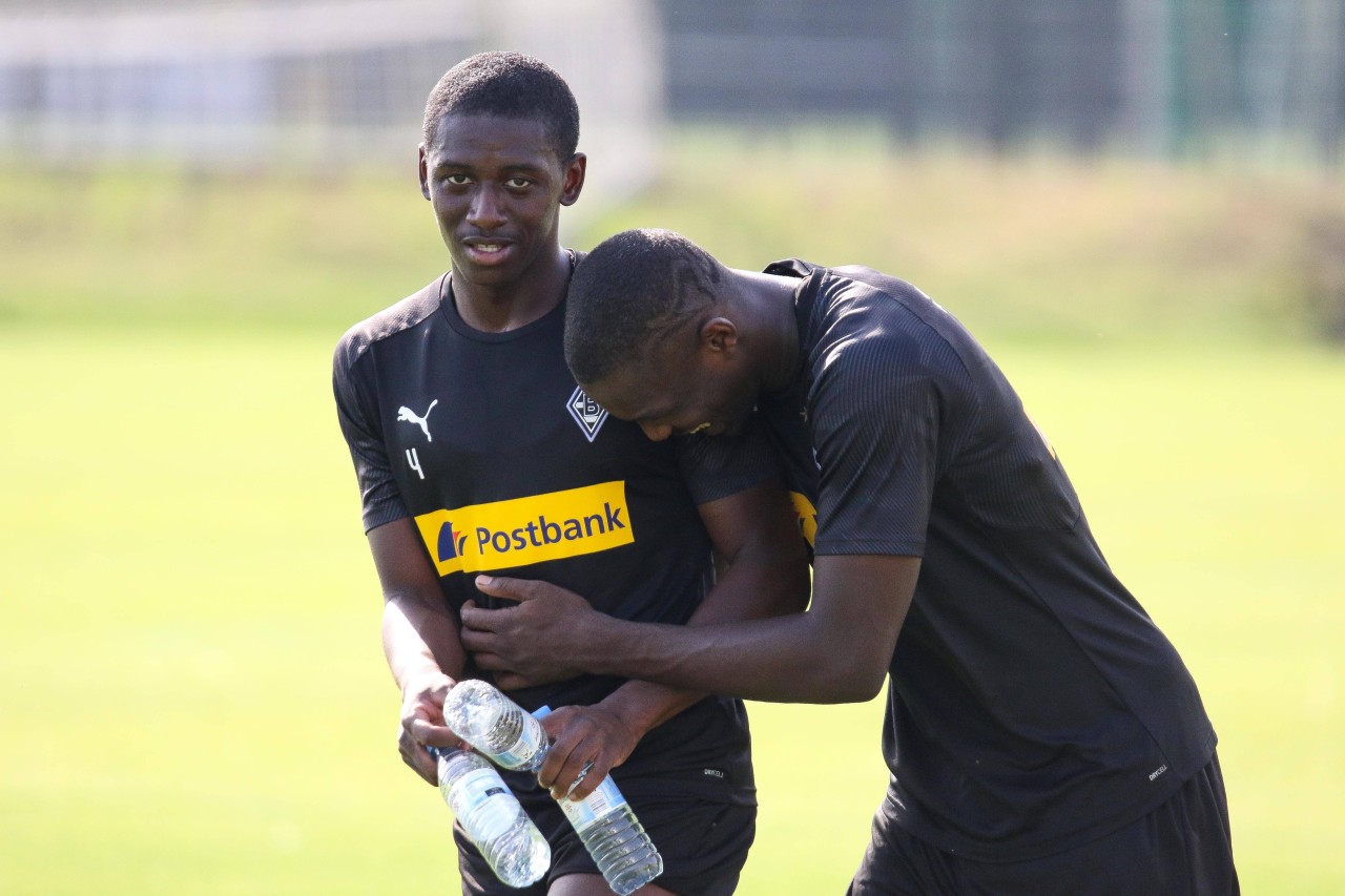 Haben Spaß im Training: Mamadou Doucouré und Marcus Thuram (r.)