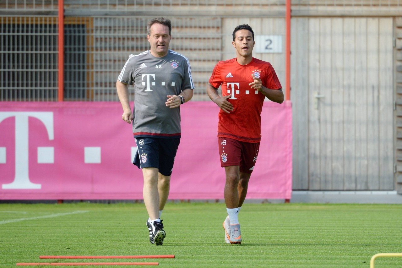 Dr. Andreas Schlumberger, hier mit Bayern-Star Thiago, arbeitete unter anderem für den FC Bayern München.