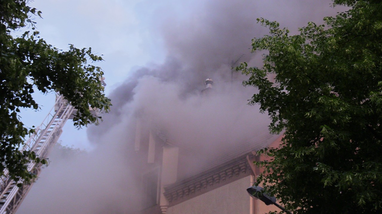 Der Dachstuhl eines Mehrfamilienhauses in Bochum-Grumme brennt.