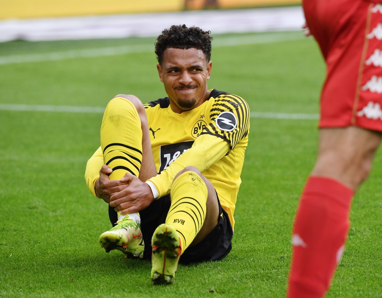 Donyell Malen wurde beim Spiel von Borussia Dortmund in Bielefeld Opfer einer hinterlistigen Aktion.