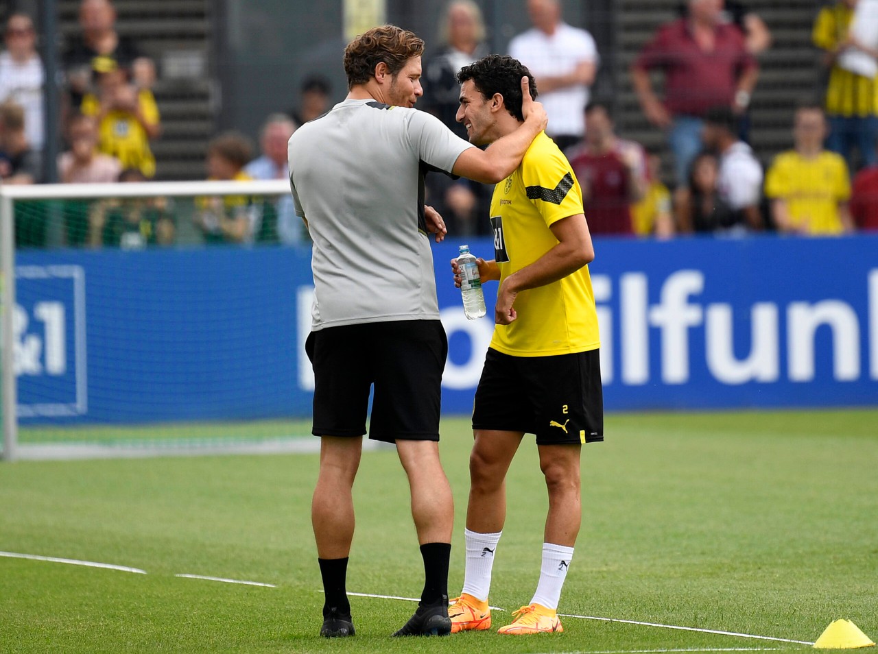 Bei Borussia Dortmund richtet Edin Terzic (l.) seine erste Ansprache an Mateu Morey.
