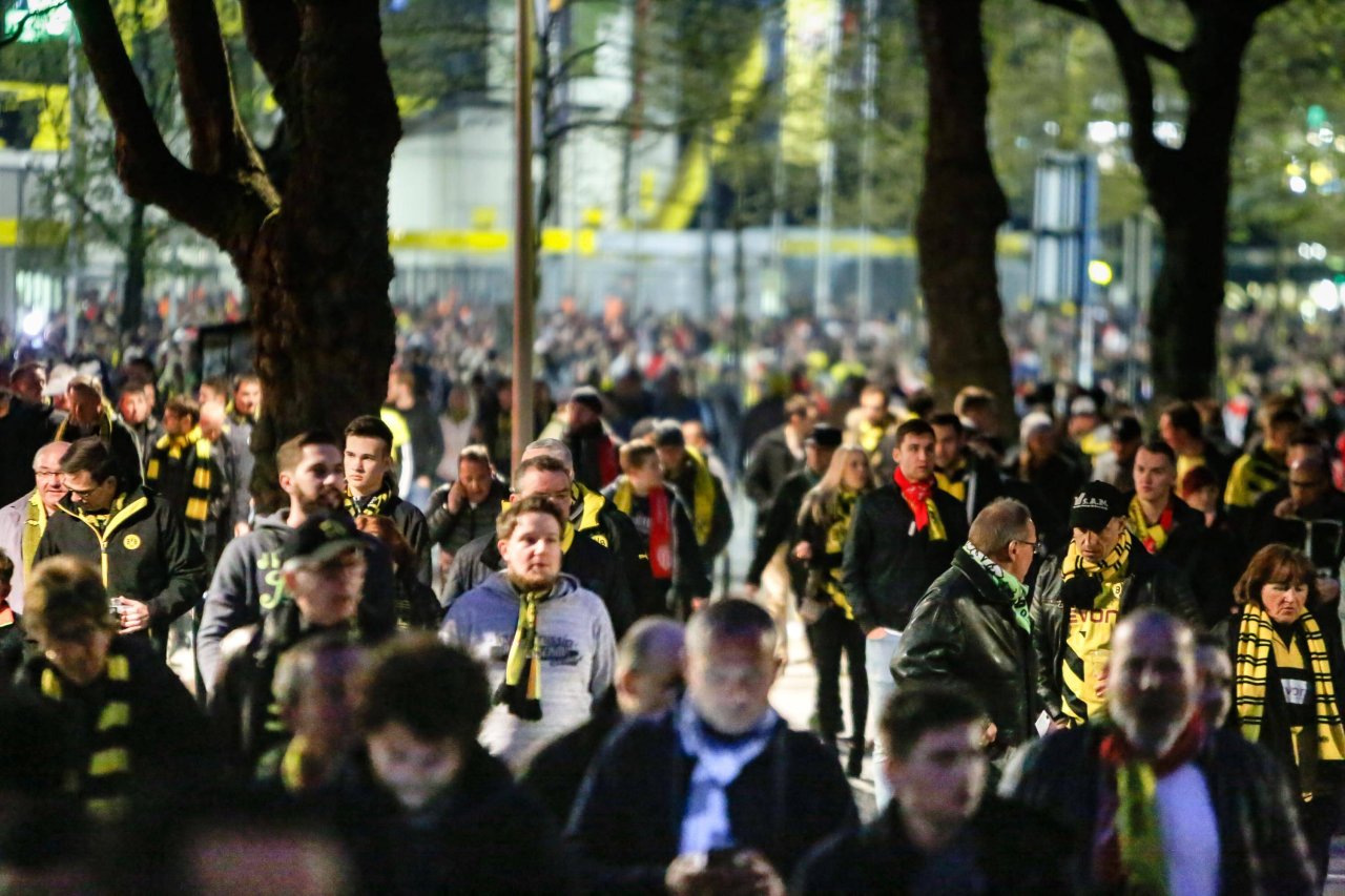 Polizei Dortmund heute Abend mit massiven Kräften am Stadion
