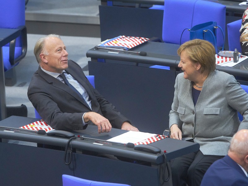 Zwischndurch suchte Jürgen Trittin einen Plausch mit der Bundeskanzlerin.