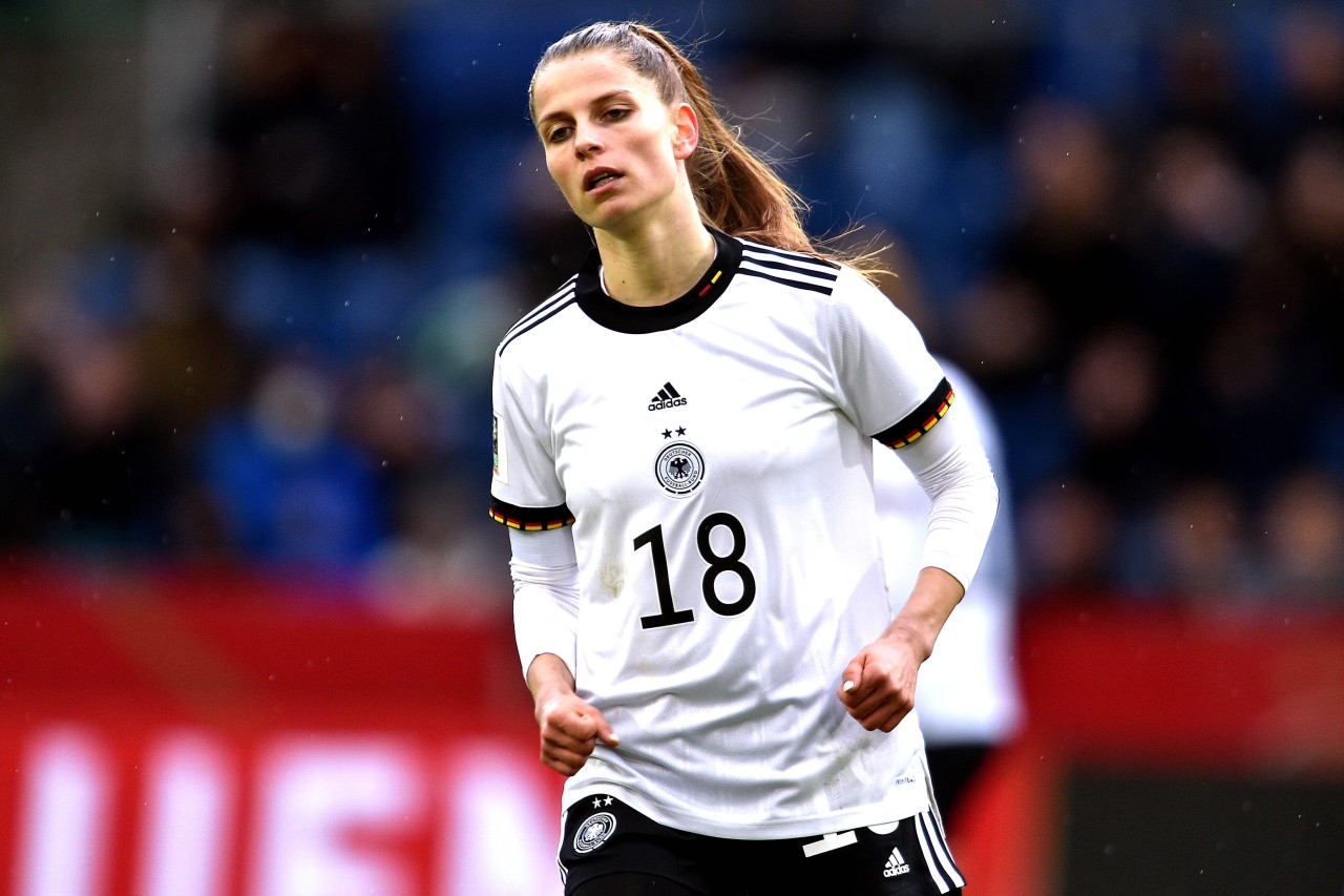 Deutschland gegen England: Die DFB-Elf spielt in den Trikots der Frauen-Nationalmannschaft.