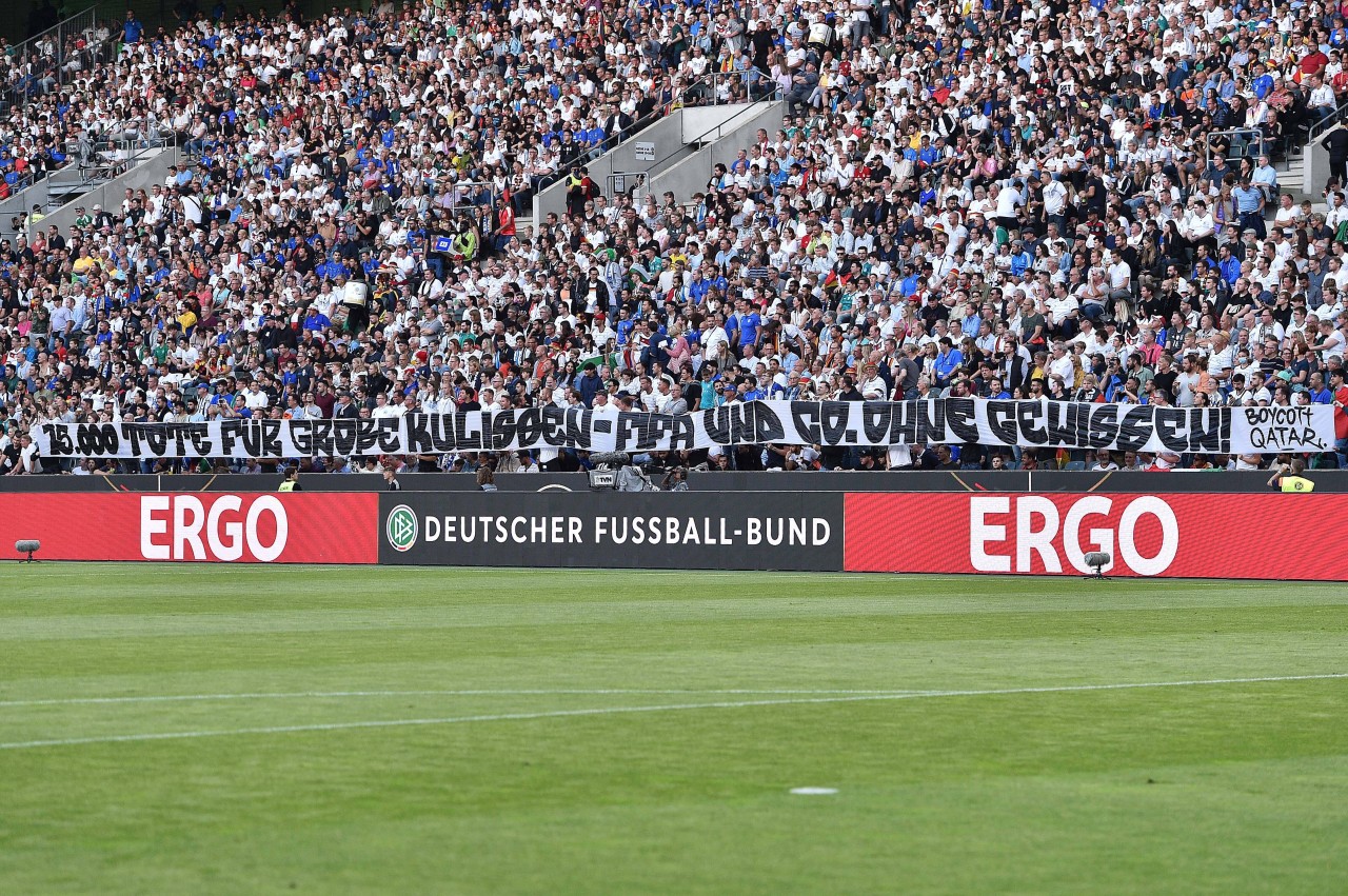 Bei Deutschland – Italien entrollten deutsche Fans ein kritisches Banner.