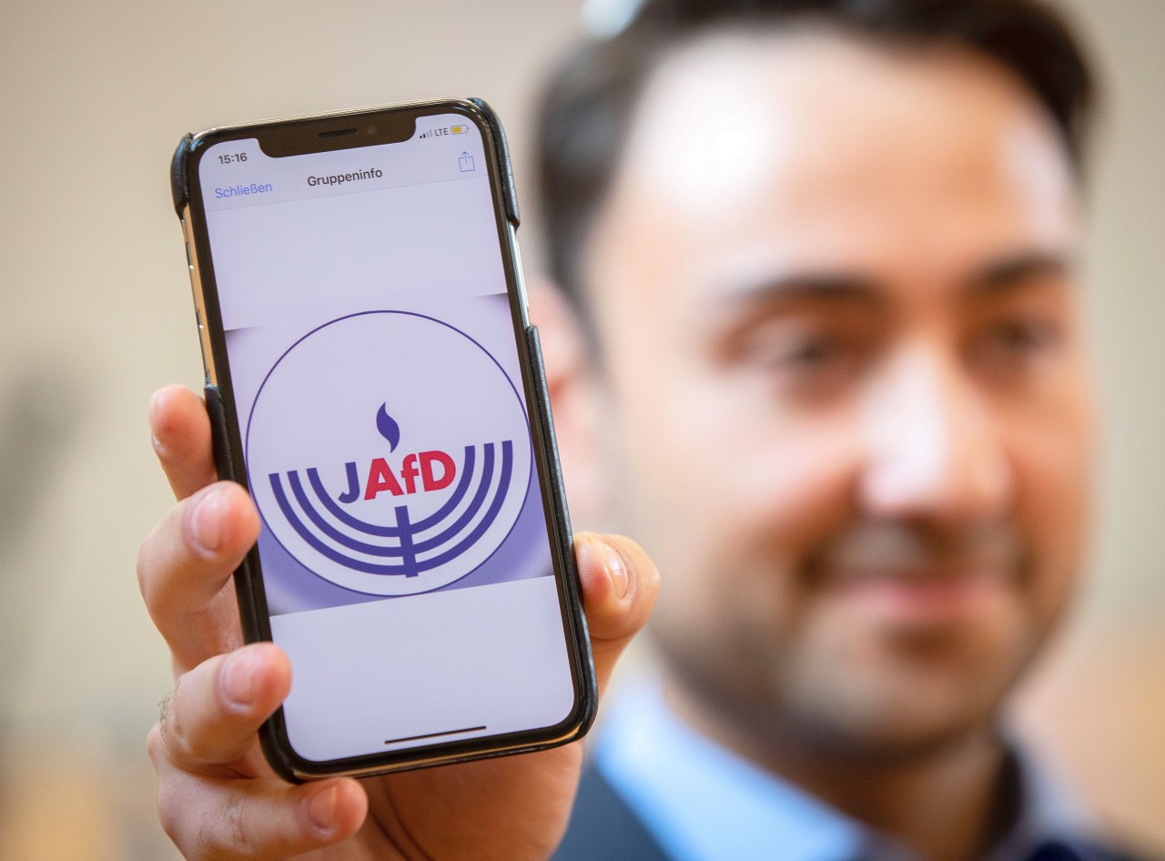  Beisitzer Leon Hakobian zeigt im Bürgerhaus im Stadtteil Erbenheim auf seinem Handy den vorläufigen Entwurf eines Logos der jüdischen Bundesvereinigung innerhalb der AfD.