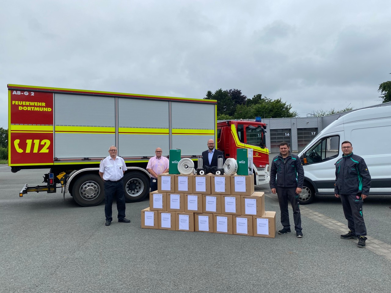 Einsatzkräfte der Feuerwehr Dortmund bringen Hilfsmaterial nach Erftstadt und Schleiden.