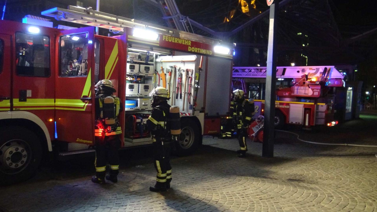 Feuerwehreinsatz am Ostenhellweg in Dortmund! In einem C&A war durch Rauch und Brandhitze die Sprinkleranlage ausgelöst worden. 