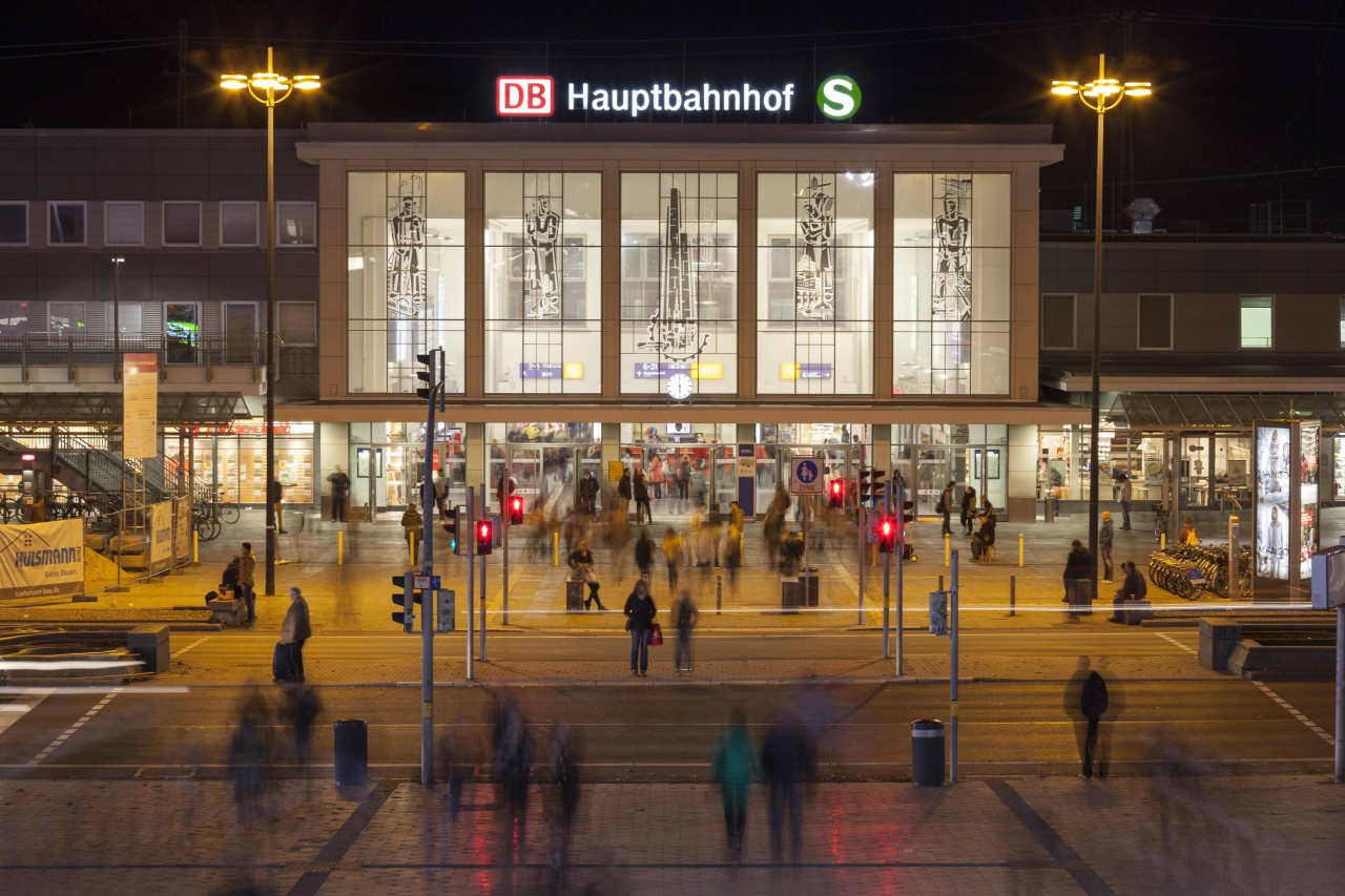 Dortmund Hauptbahnhof: Vier Polizisten haben in der Nacht einen Jugendlichen bändigen müssen. (Symbolbild)