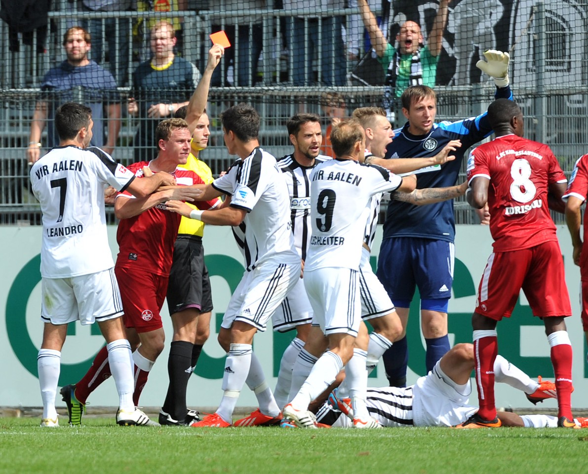 Entscheidende Szene: Idrissou sieht die Rote Karte.
