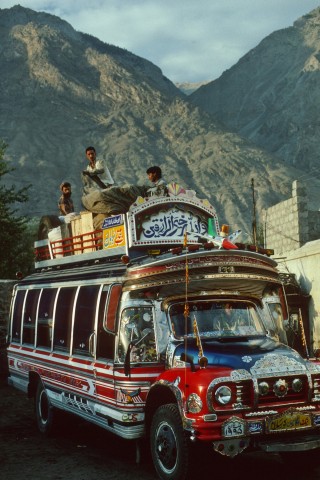Der Karakorum Highway verbindet Pakistans Hauptstadt Islamabad mit Kashgar, einer uralten Oasenstadt an der Seidenstraße im heutigen Westen Chinas.
