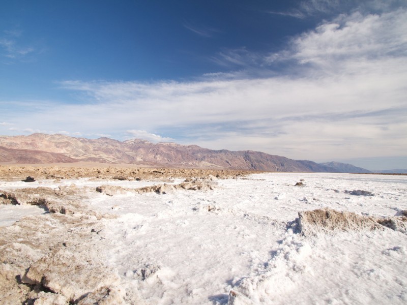 Heiße Tour: Die Route durchs Death Valley nach Las Vegas bietet viele bizarre Landschaften.