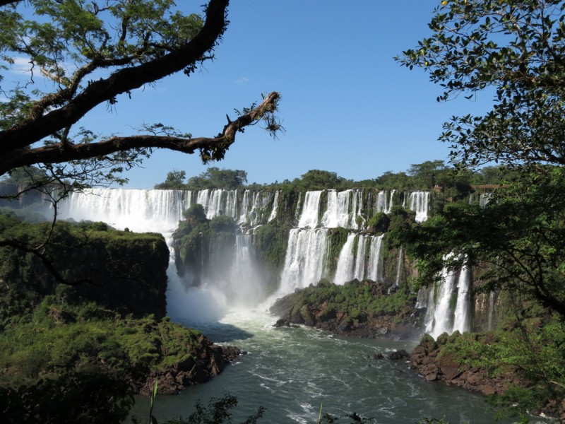 Die Wasserfälle von Iguacu auf der Grenze zwischen Argentinien und Brasilien sind eine spektakuläre Attraktion. Wer nach Paraguay reist, sollte auf jeden Fall vorbeischauen - denn weit ist es nicht.