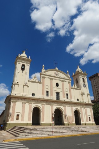 Asuncion ist eine eher verschlafene Großstadt. Für Touristen interessant ist zum Beispiel die alte Kathedrale.