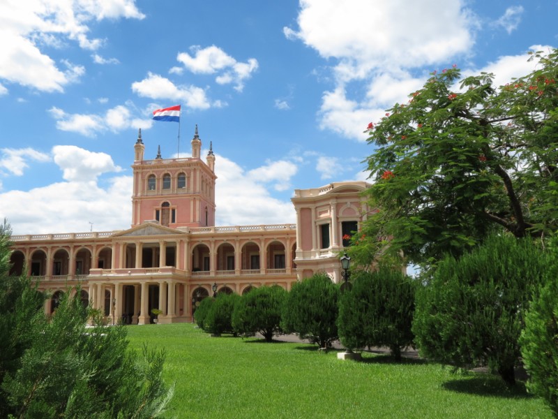 Der Regierungspalast in Asuncion ist einen Abstecher wert. Er liegt am Rio Paraguay.