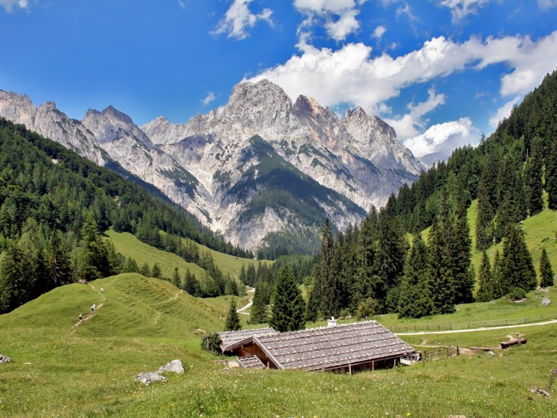  Bergpanorama bei der Bindalm im Nationalpark Berchtesgaden. Hier erleben Urlauber die Welt des Hochgebirges. 