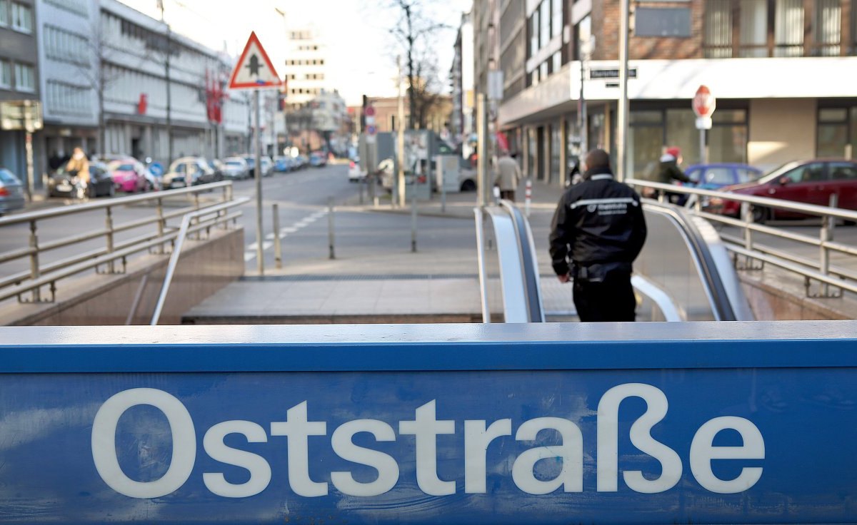 duesseldorf-oststraße-mann-springt-aus-fenster.JPG