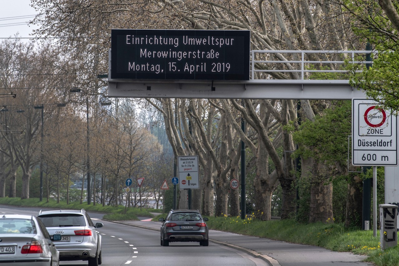 Seit dem 15. April hat Düssldorf eine Umweltspur. Mit Ferienende ging es dort Schilderungen zufolge chaotisch zu.