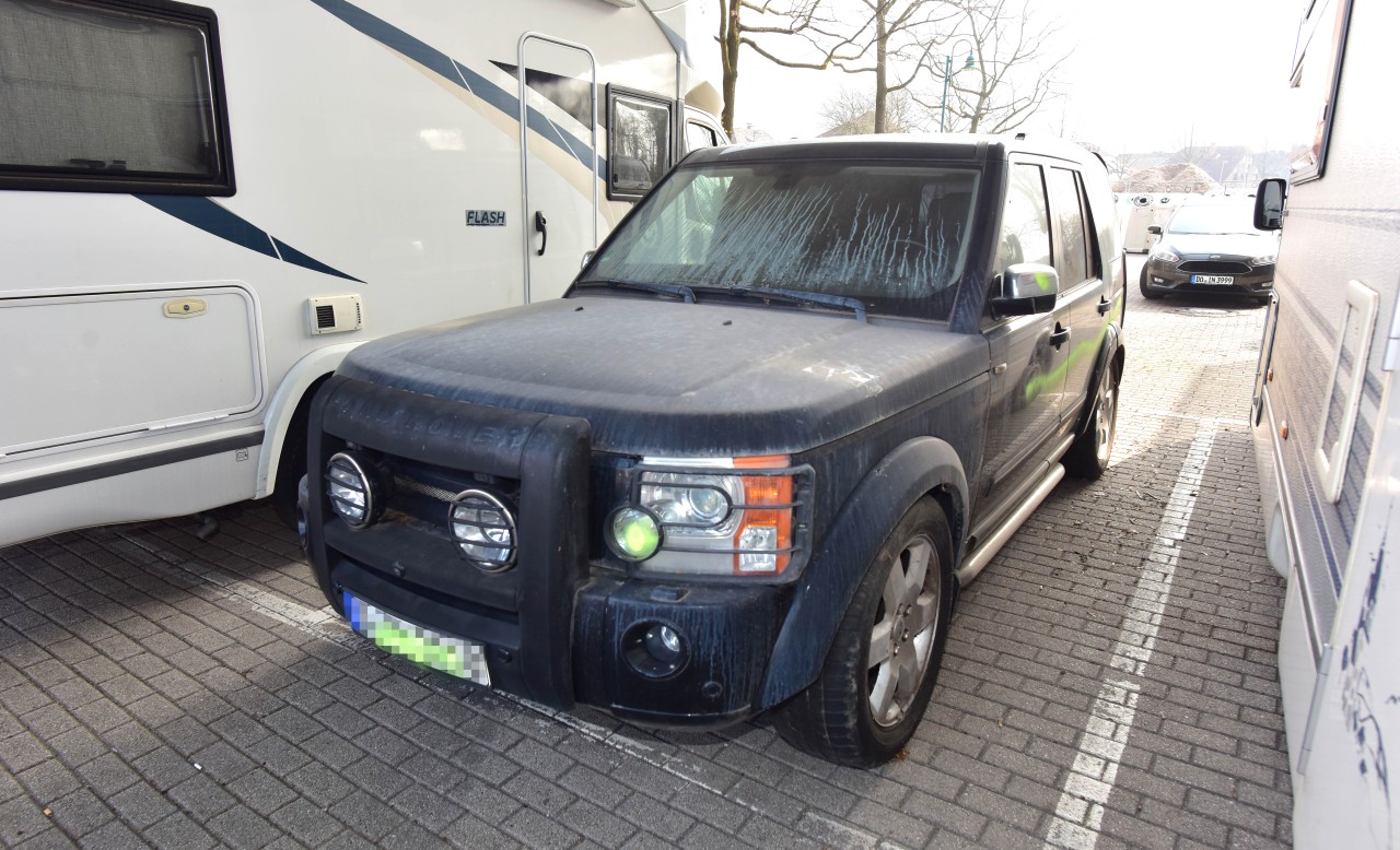 Duisburg: Der SUV gammelt seit 2019 auf einem Parkplatz vor sich hin.