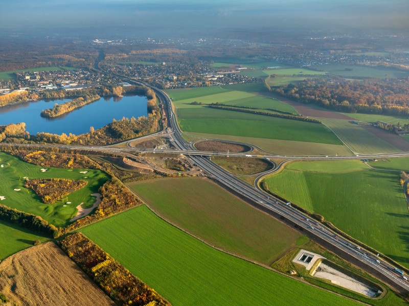 Das Autobahnkreuz Duisburg-Süd im Oktober 2013 im Bau. Hier treffen sich A59 und B288.