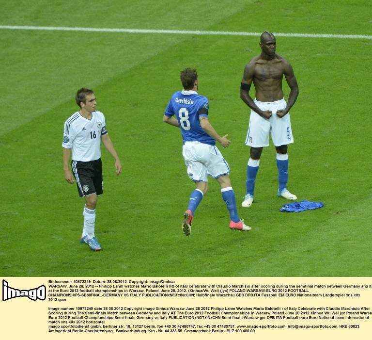 Unvergessen: Mario Balotellis Jubel im EM-Halbfinale gegen Deutschland 2012.