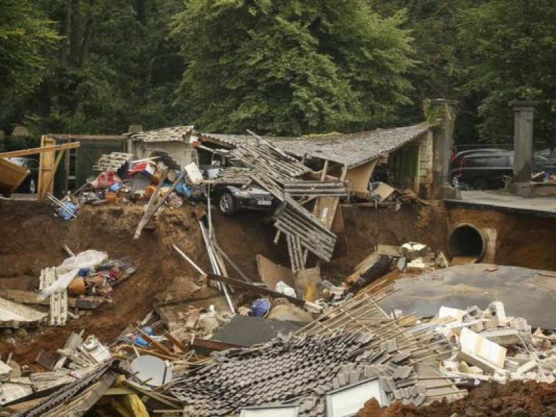 Erftstadt: Trümmer eingestürzter Häuser liegen im Ortsteil Bessem. 