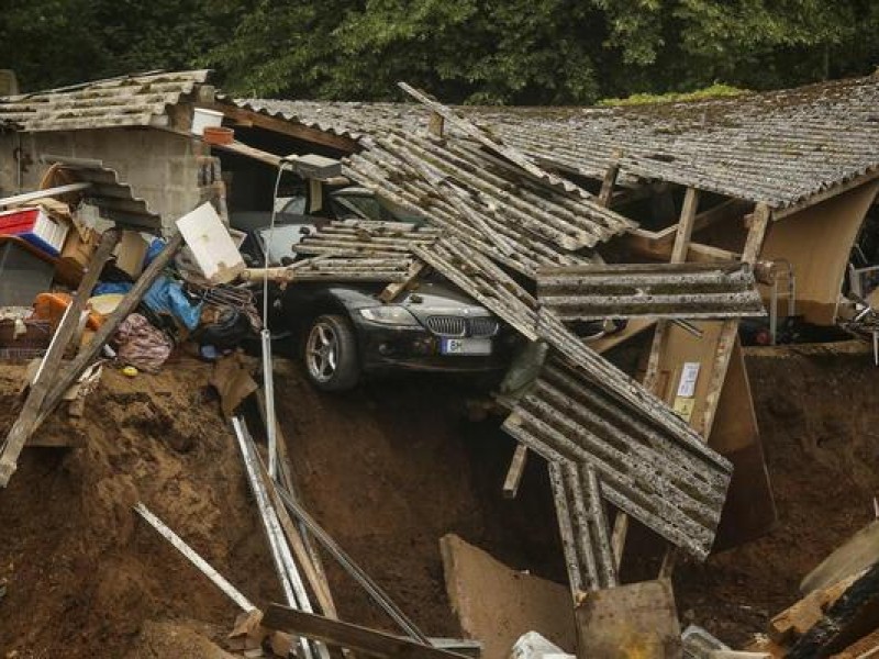Trümmer eingestürzter Häuser liegen im Ortsteil Bessem