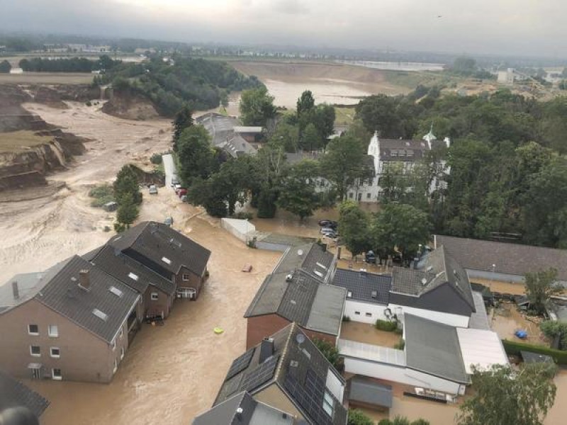 Ein Foto, das die Bezirksregierung Köln am Freitag über Twitter verbreitete, zeigt Überschwemmungen in Erftstadt-Blessem.