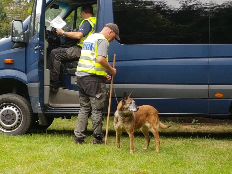 Polizisten bereiten sich darauf vor, mit Spürhunden den Park abzusuchen.