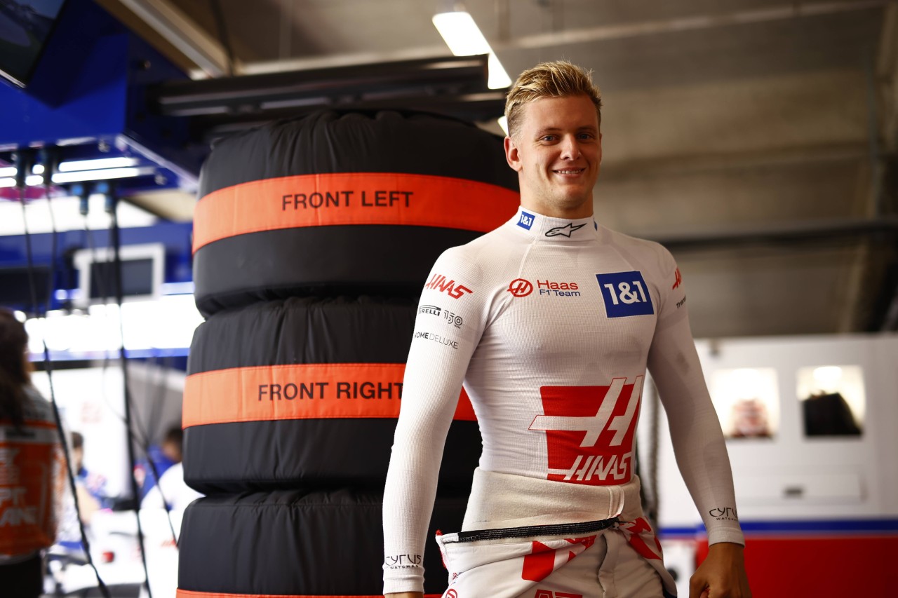 Endlich angekommen: Mick Schumacher nach Irrlauf in der heimischen Garage.