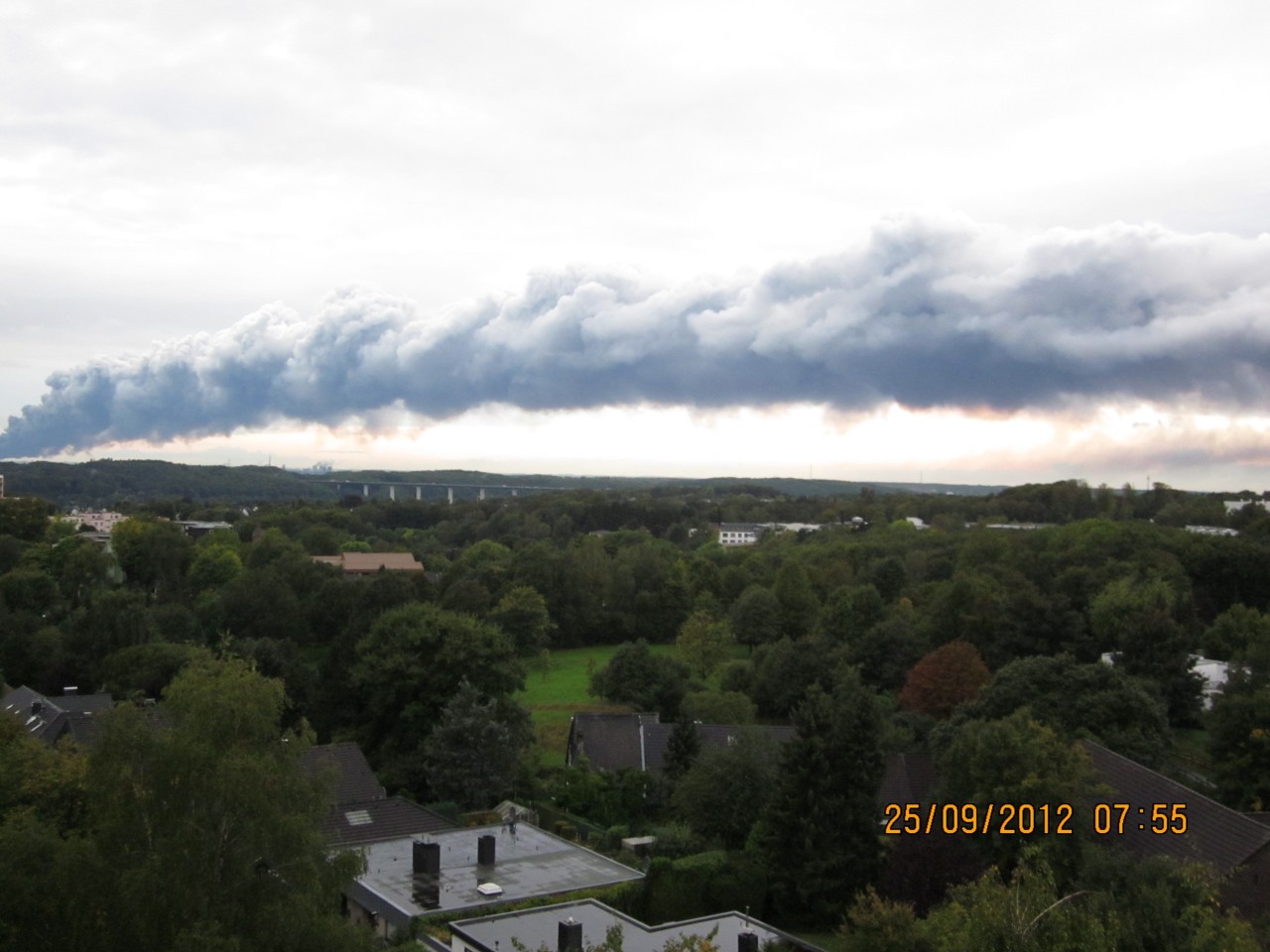 Die Rauchwolke war bis nach Essen-Kettwig zu sehen, wo unser Nutzer Geog Schalz dieses Foto schoss. 