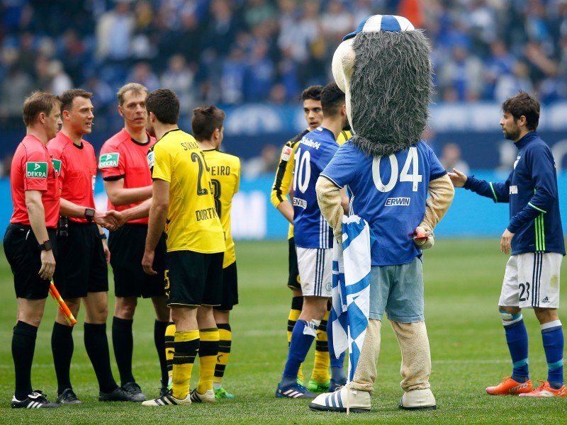 Während sich die BVB-Spieler artig für die Spielleitung bedanken, wartet Erwin geduldig auf seinen Moment. Hinter dem Rücken versteckt er ...