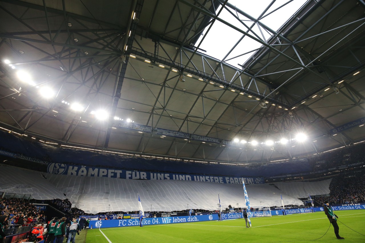 "Kämpfen für uns und unsere Farben", schwörten die Schalke-Fans ihre Mannschaft ein.