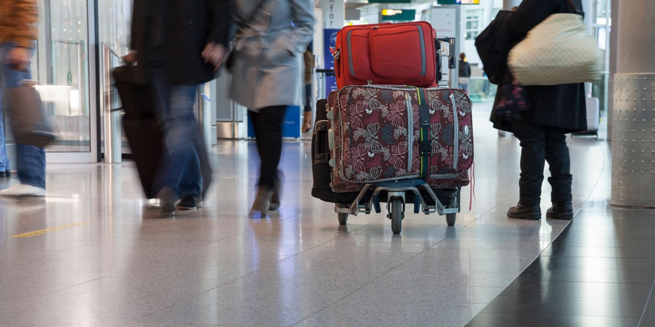 Am Flughafen Düsseldorf warten viele Passagiere auf ihr Gepäck. (Archivbild) 