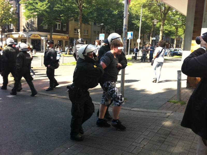 Ein junger Demonstrant wird abgeführt....
