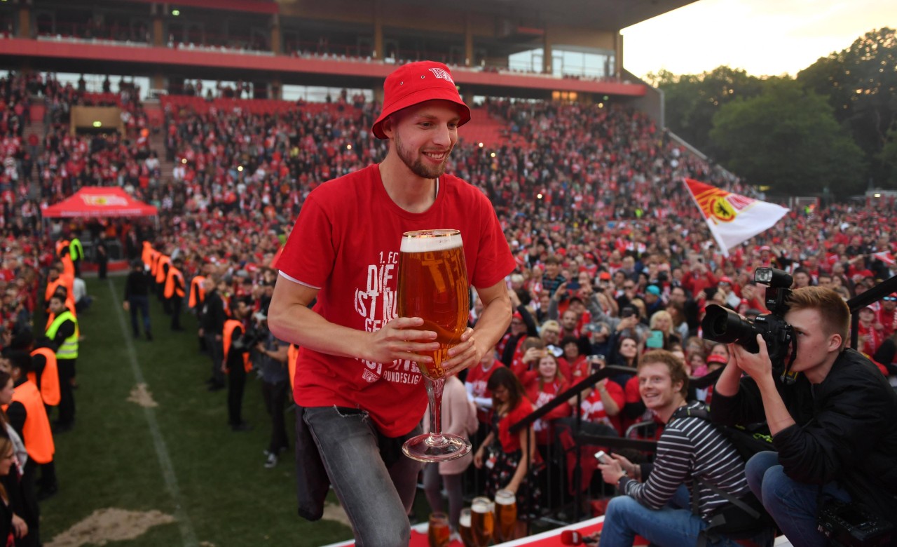 Bei der Aufstiegsfeier von Union Berlin gönnte Marvin Friedrich sich ein "Bierchen".