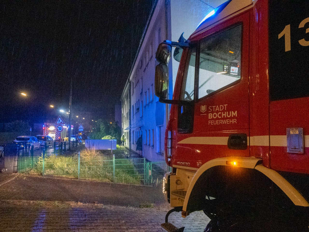 Die Feuerwehr Bochum kümmerte sich in der Nacht um zahlreiche vollgelaufene Keller und überflutete Straßen. 