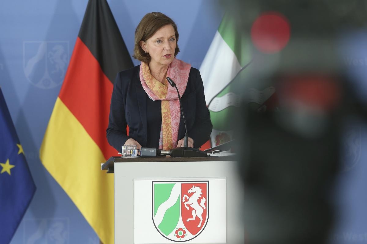 Schulministerin Gebauer (FDP) hatte am Mittwoch die Rückkehr zum Wechselunterricht verkündet. 