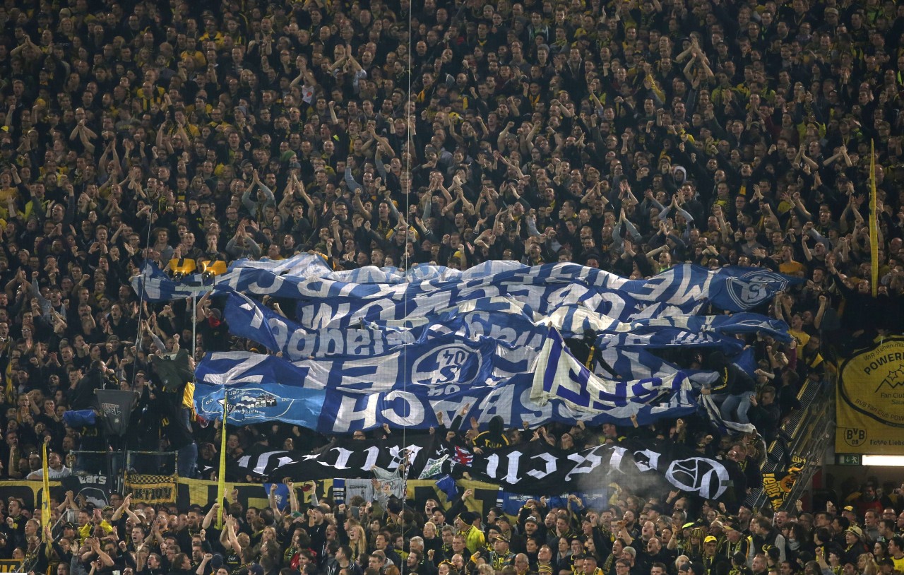 Beim Derby in Dortmund im Oktober 2016 präsentierten BVB-Fans gestohlene Schalker Zaunfahnen.