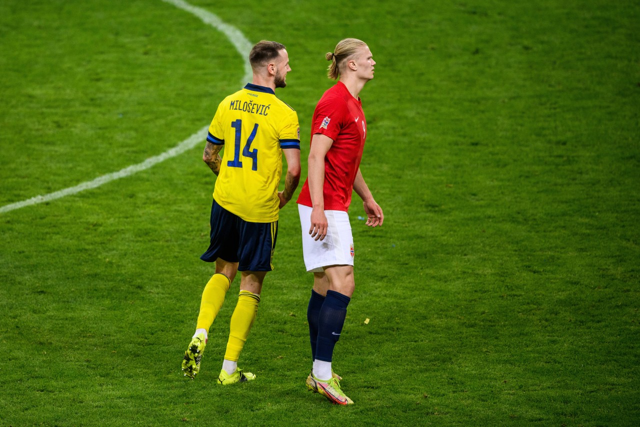 Erling Haaland hatte mit Norwegen gegen Schweden einen ständigen Begleiter.