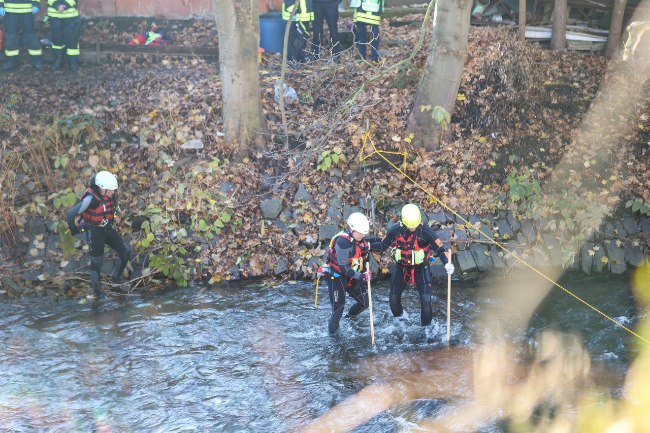 Hagen: Rettungskräfte der Feuerwehr bargen eine Leiche aus der Ennepe.