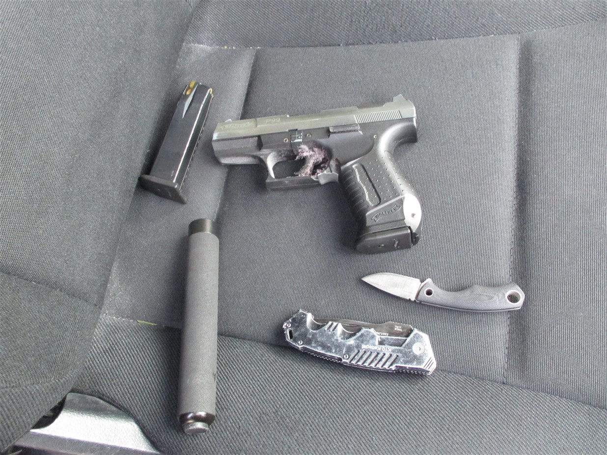 Die Polizei in Hagen stellte die Pistole sowie weitere gefährliche Gegenstände sicher. 